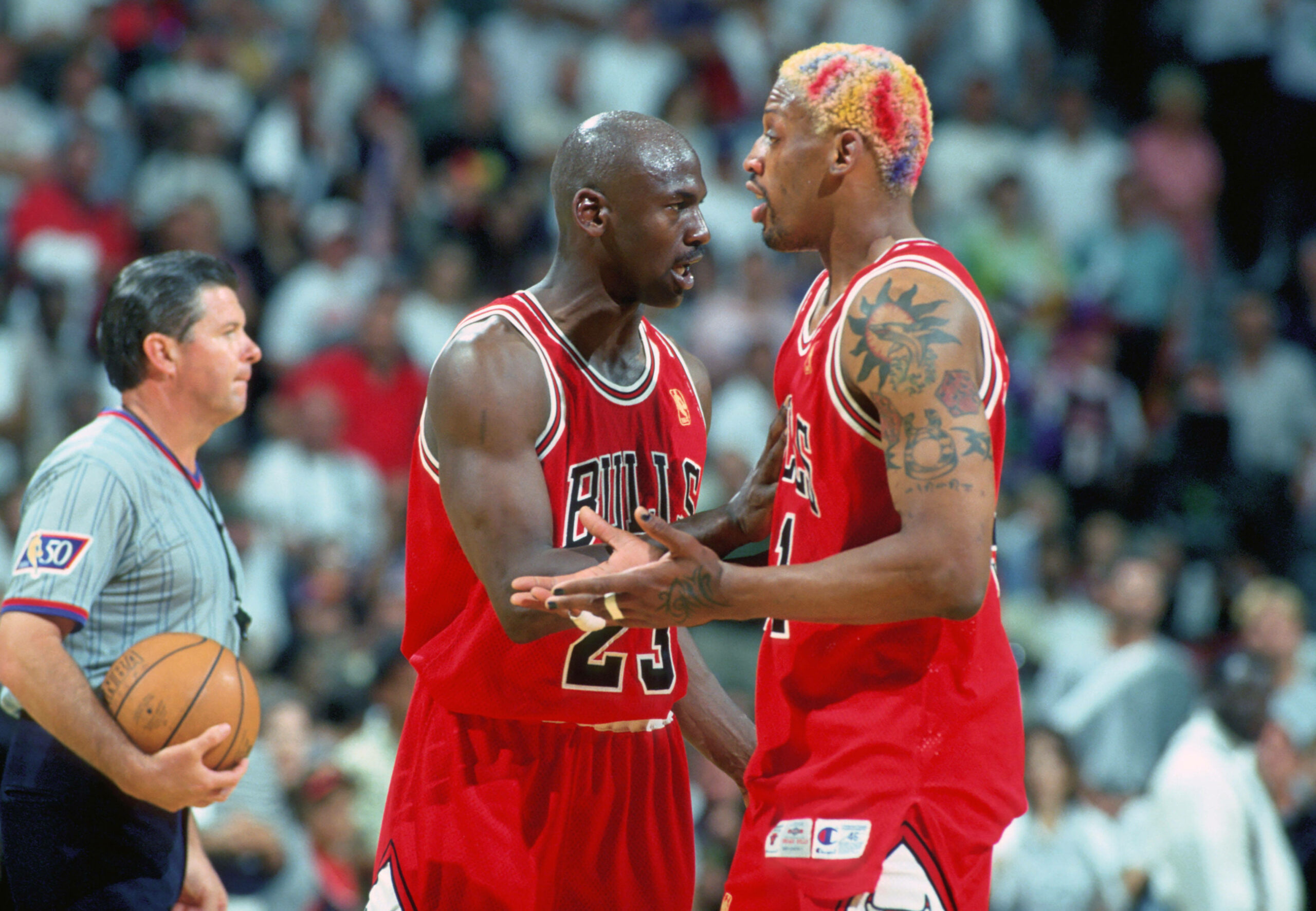 Michael Jordan und Dennis Rodman klatschen ab.