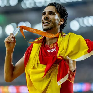 Mohamed Katir posiert mit Silber-Medaille