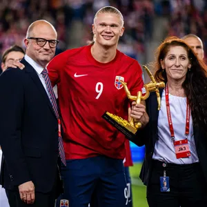 Lise Klaveness bei einer Ehrung von Erling Haaland vor einem Länderspiel Norwegens