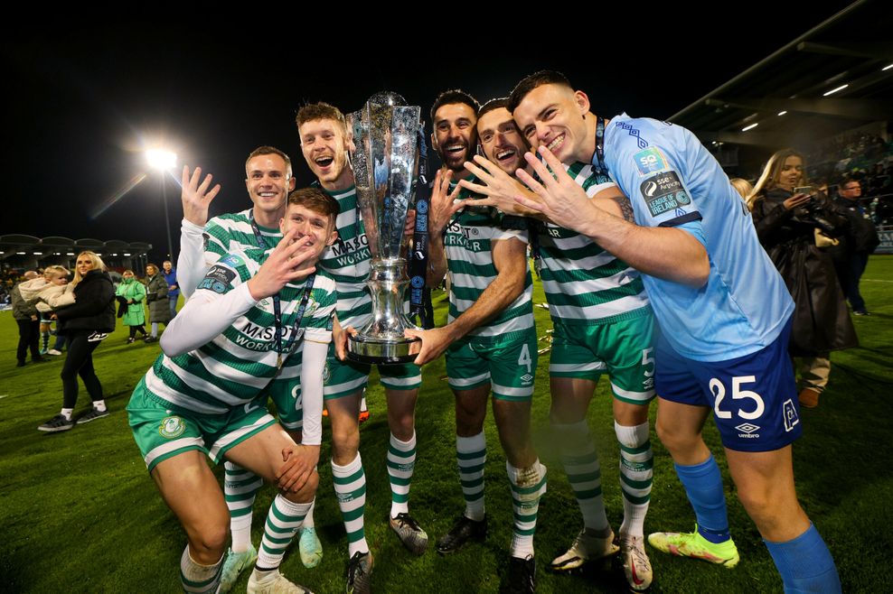 Leon Pöhls und seine Mitspieler halten den Pokal in die Kamera und zeigen die vier.