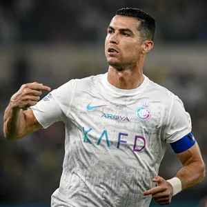 Cristiano Ronaldo jubelt und zeigt auf sich