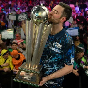 Luke Humphries küsst die Sid-Waddell-Trophy