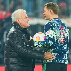 Sepp Maier fässt Manuel Neuer an die Hüfte