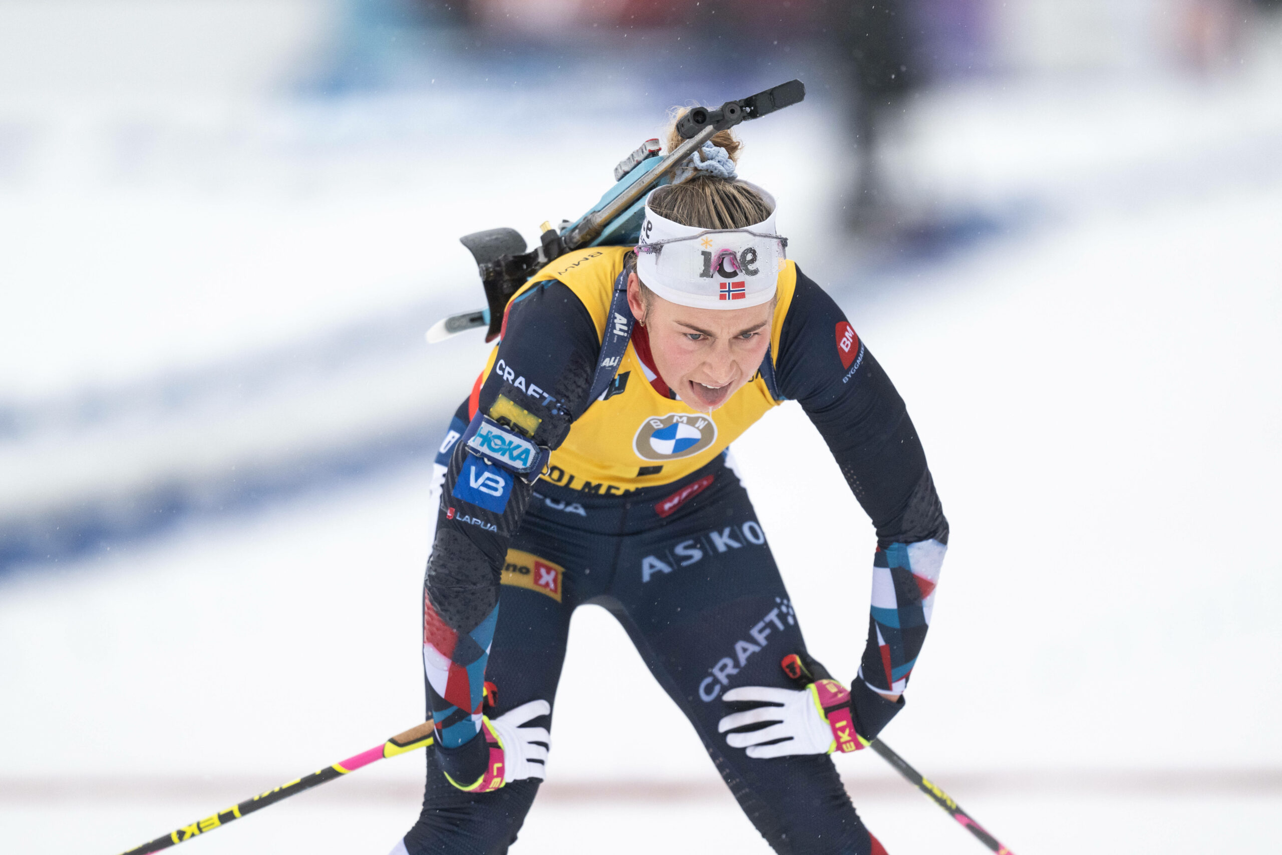 Die norwegische Biathletin Ingrid Landmark Tandrevold ist während ihres Rennens erschöpft