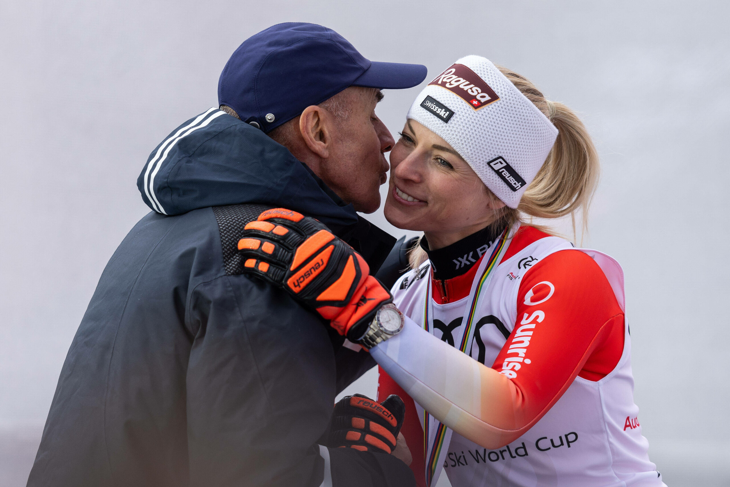 FIS-Boss Johan Eliasch küsst bei einer Siegerehrung mit Skiläuferin Lara Gut-Behrami auf die Wange.