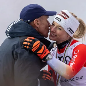 FIS-Boss Johan Eliasch küsst bei einer Siegerehrung mit Skiläuferin Lara Gut-Behrami auf die Wange.