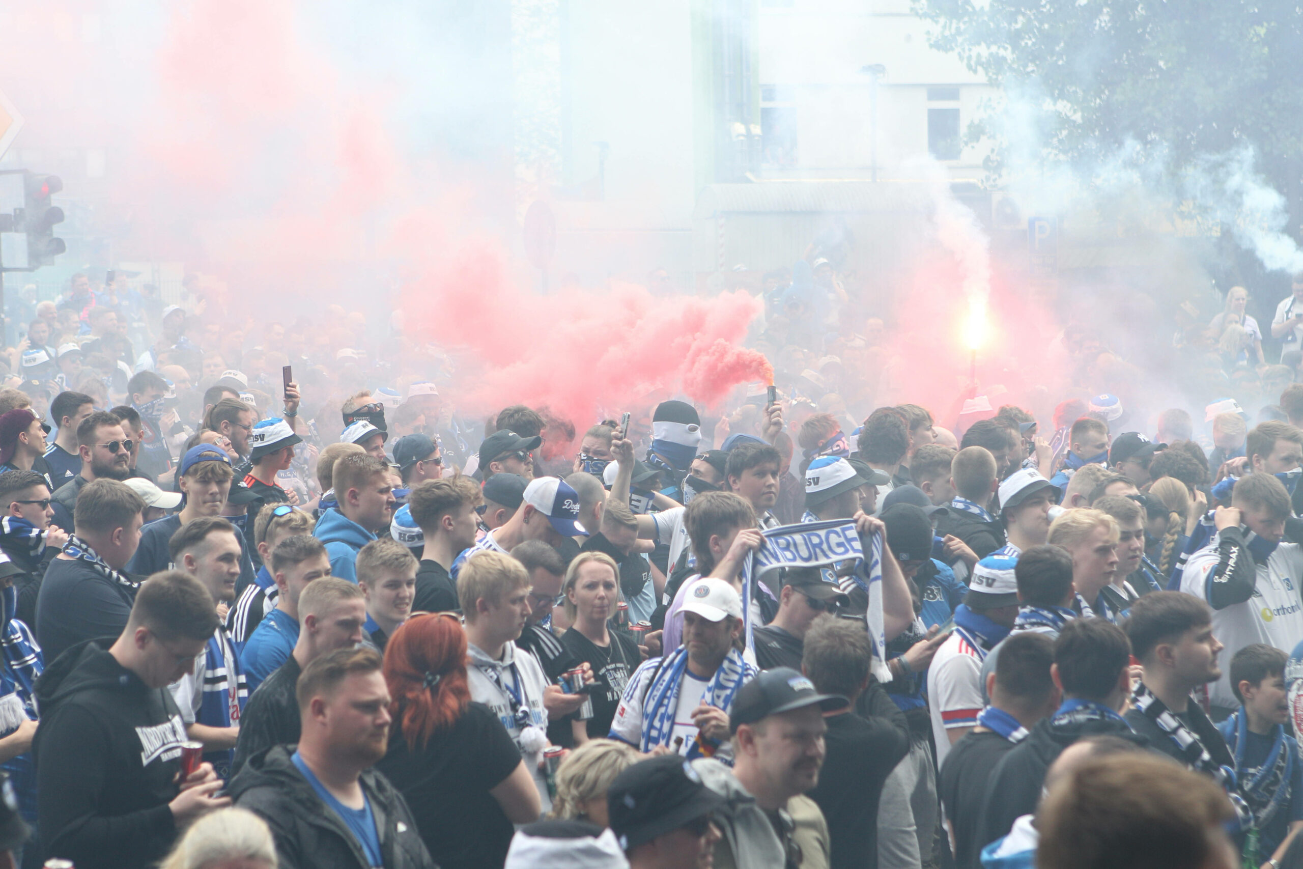 Ein Fanmarsch von HSV-Anhängern (Archivbild).