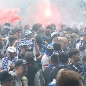 Ein Fanmarsch von HSV-Anhängern (Archivbild).
