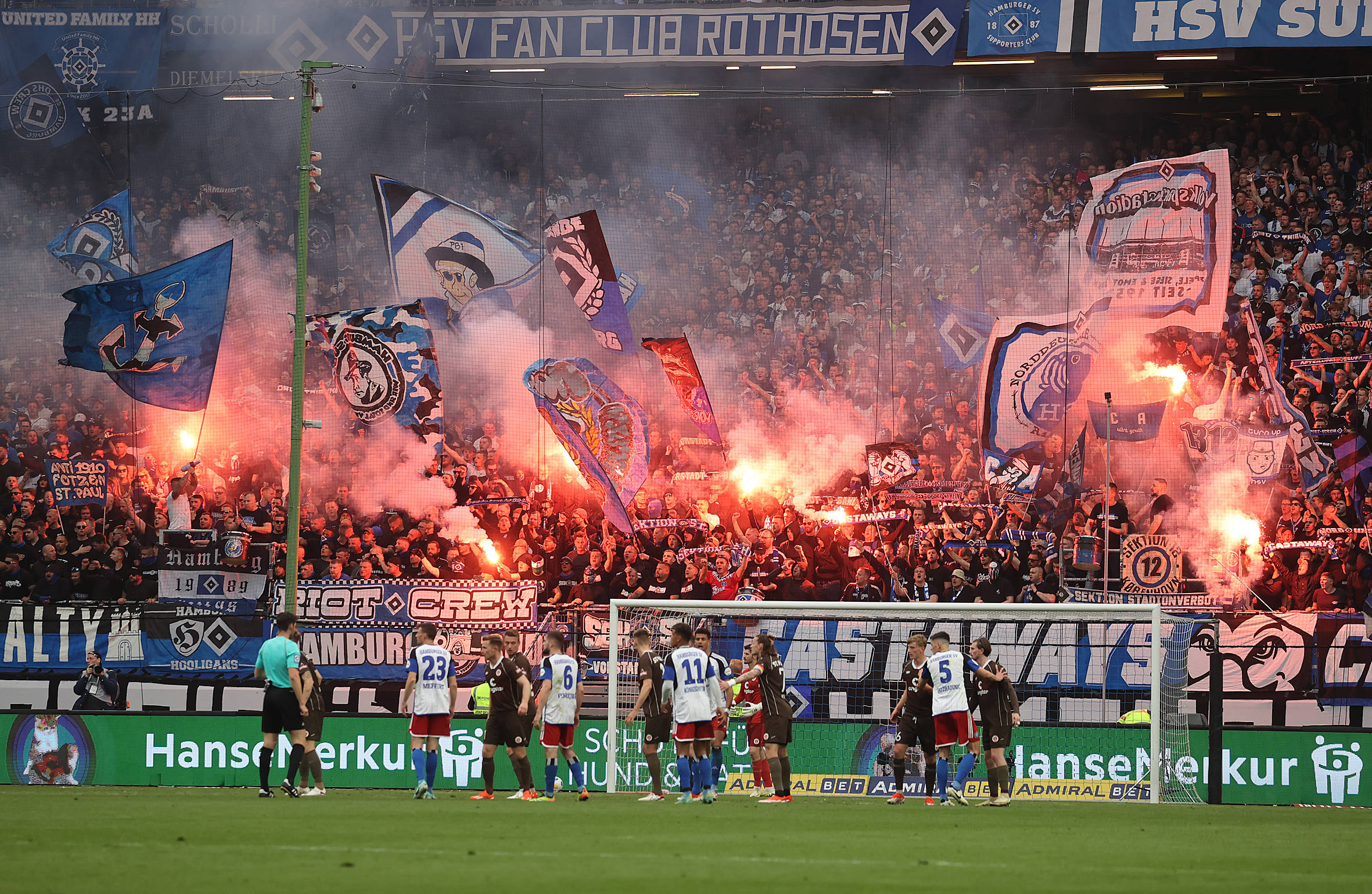 HSV-Fans zünden Pyrotechnik