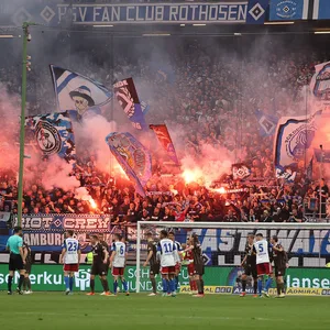 HSV-Fans zünden Pyrotechnik