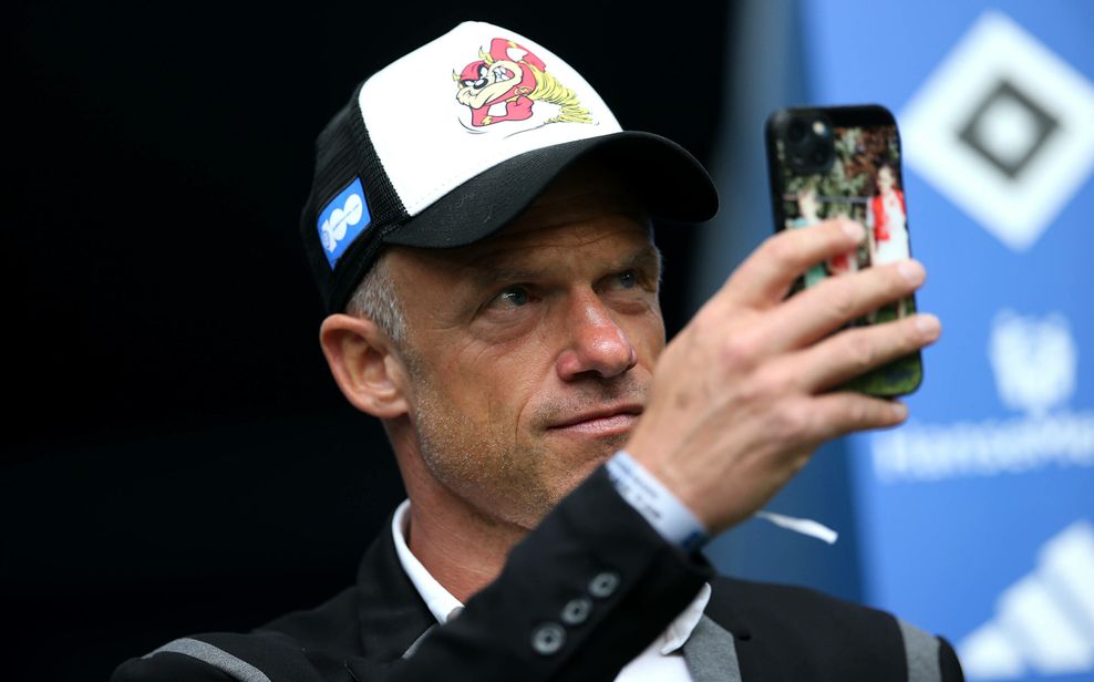 David Jarolim macht im Volksparkstadion ein Foto mit seinem Handy.