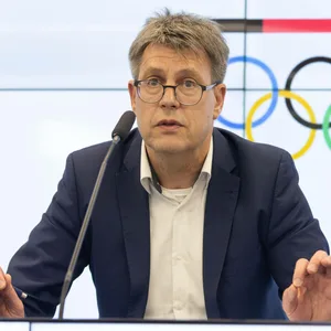 Thomas Weikert spricht auf einer Pressekonferenz