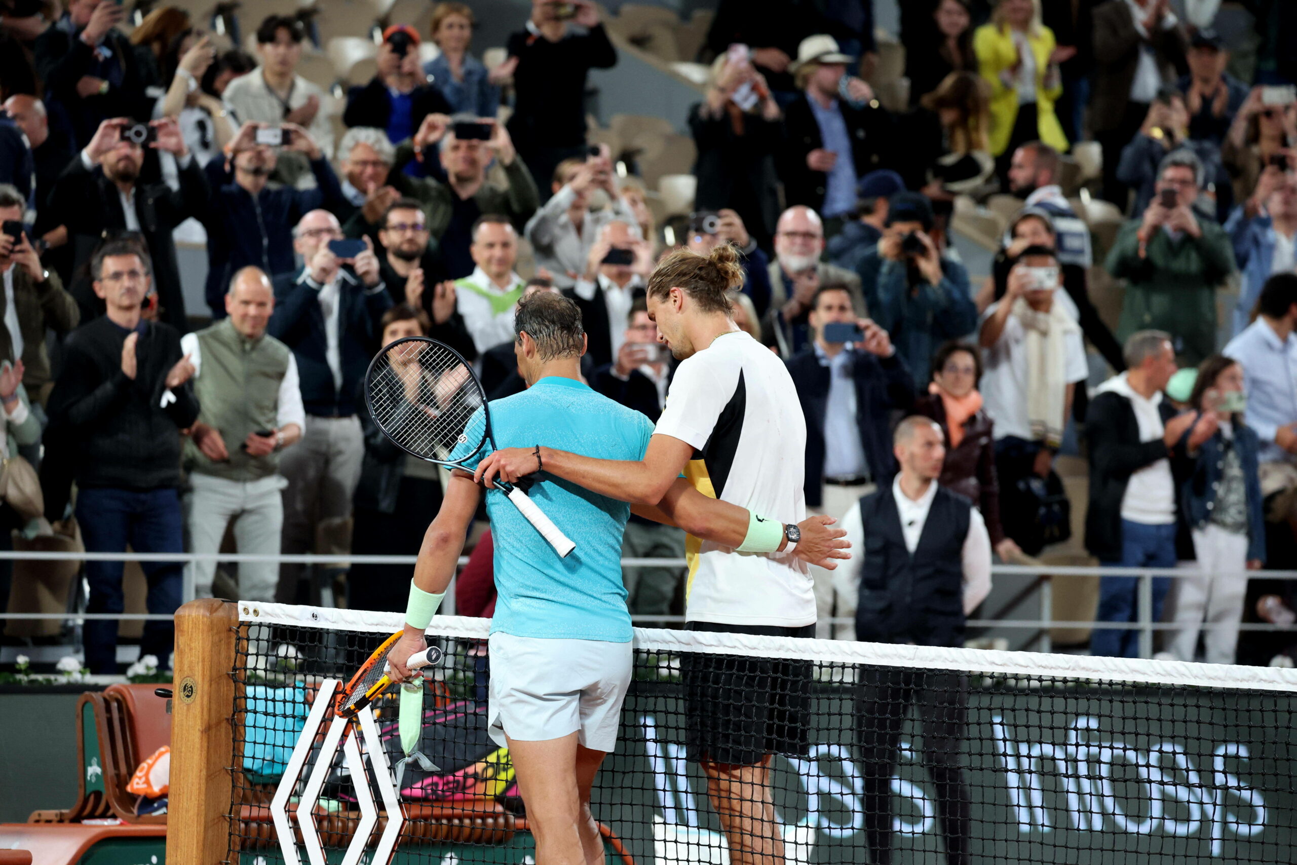 Alexander Zverev und Rafael Nadal gehen Arm und Arm vom Netz zum Schiedsrichter-Stuhl.