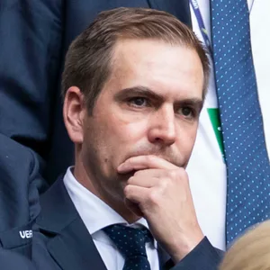 Philipp Lahm blickt im Anzug skeptisch