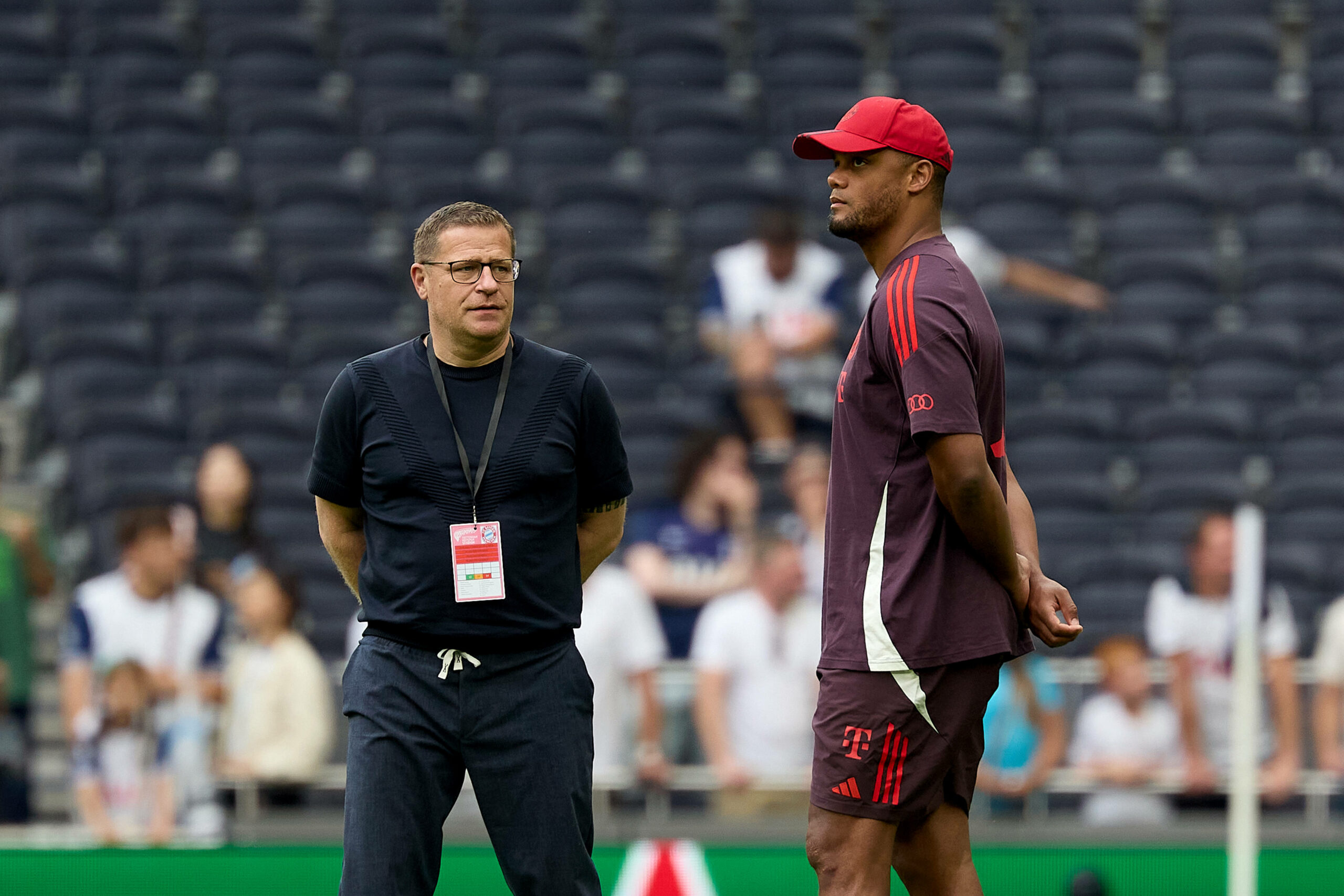 Sportvorstand Max Eberl und Trainer Vincent Kompany im Gespräch