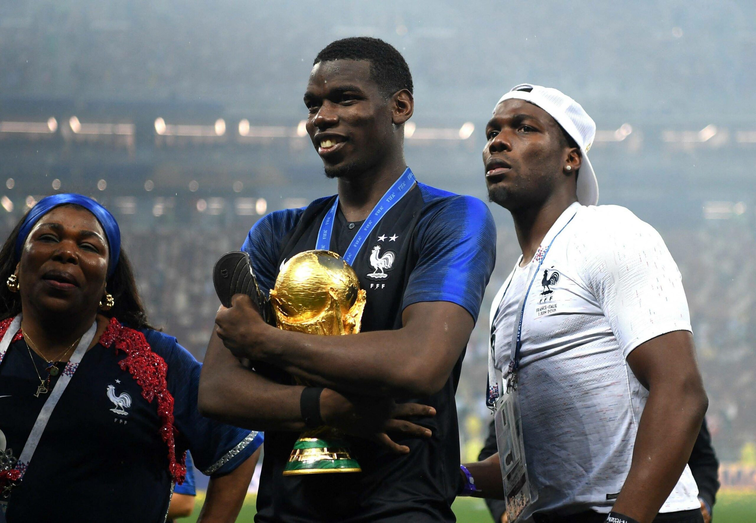 Paul Pogba und Mathias Pogba posieren zusammen mit dem WM-Pokal.