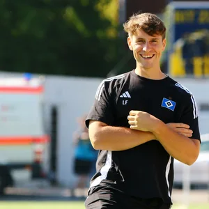 Loic Favé lächelt beim HSV-Training