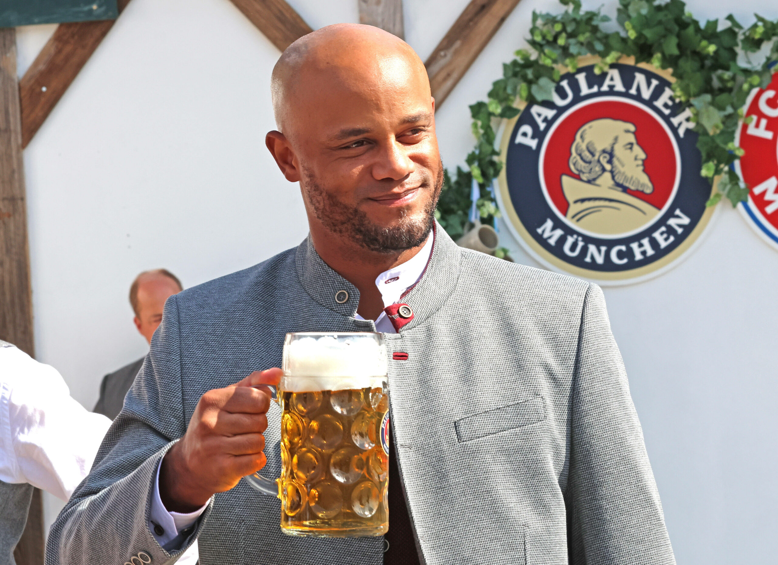 Bayern-Trainer Vincent Kompany mit Bier