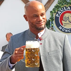 Bayern-Trainer Vincent Kompany mit Bier