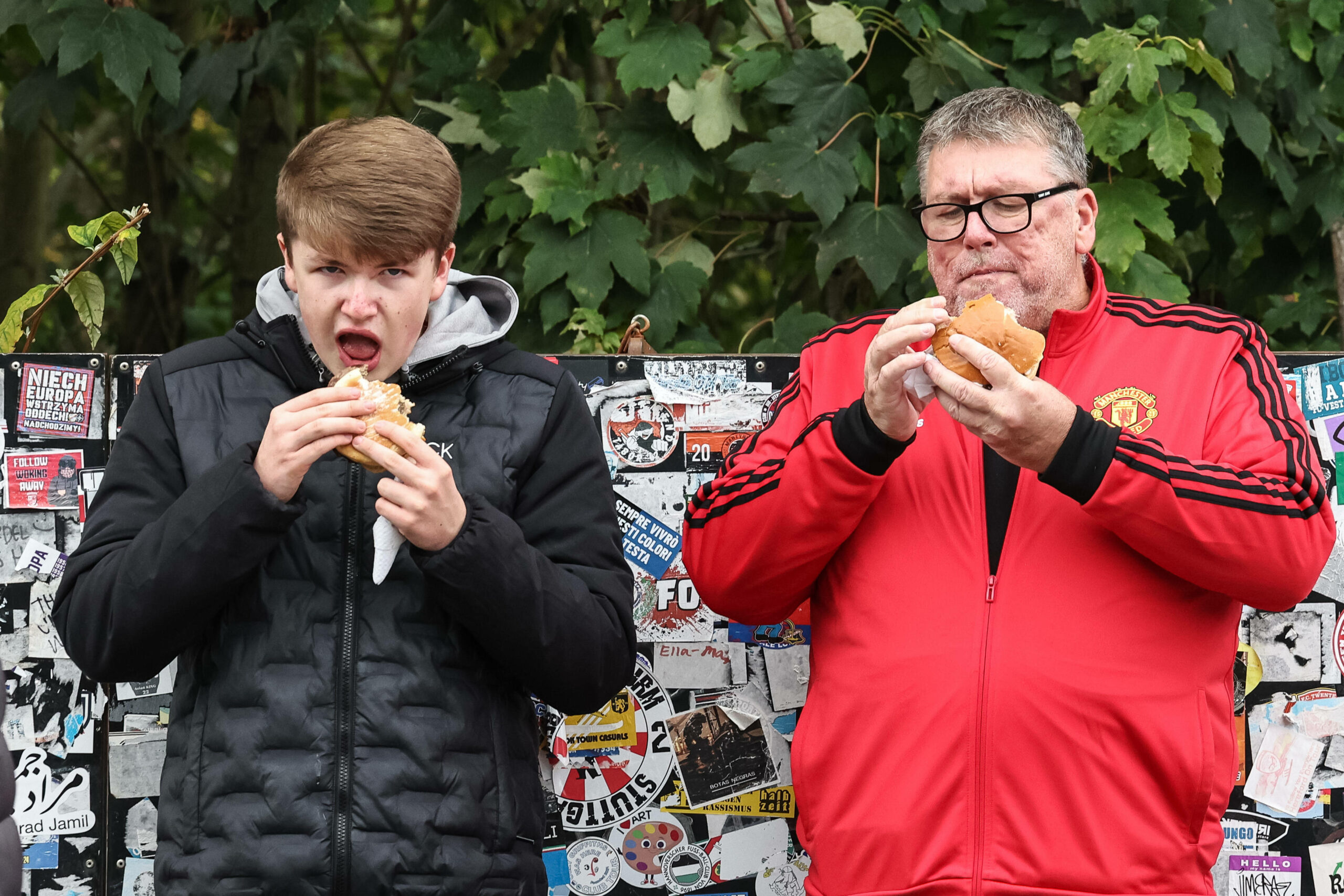 Zwei Fans von Manchester United stärken sich vor dem Spiel gegen Tottenham.