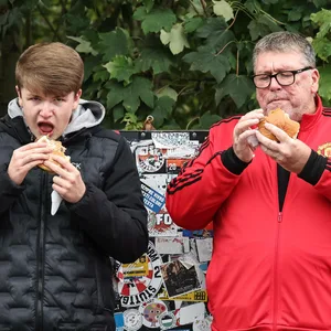 Zwei Fans von Manchester United stärken sich vor dem Spiel gegen Tottenham.