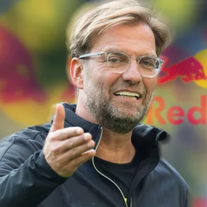 Jürgen Klopp vor dem Red Bull Logo