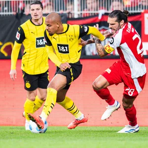 Christopher Trimmel im Zweikampf mit Donyell Malen