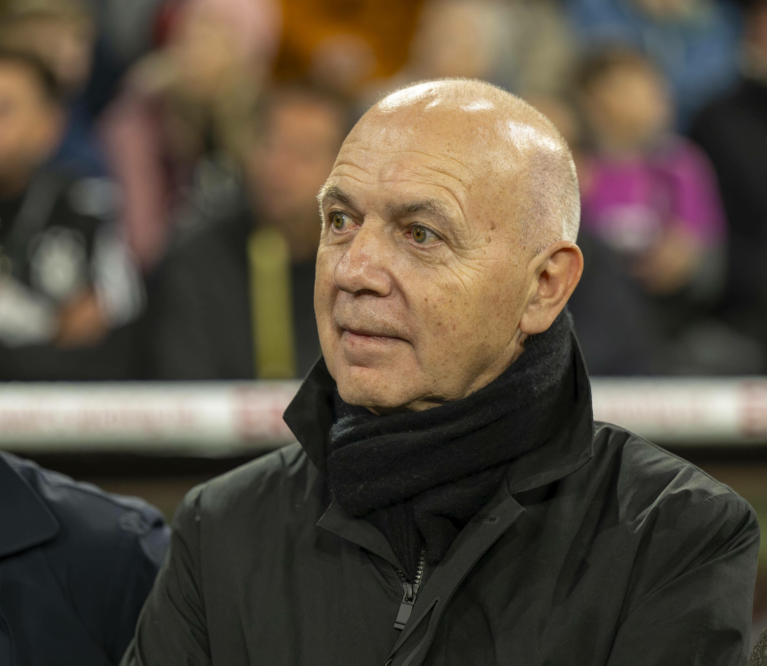 Bernd Neuendorf vor der Trainerbank