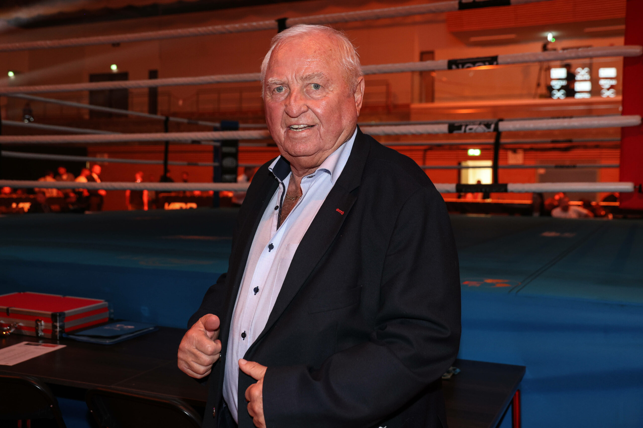 Ulli Wegner steht vor einem Boxring