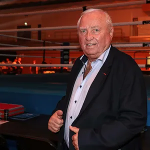 Ulli Wegner steht vor einem Boxring
