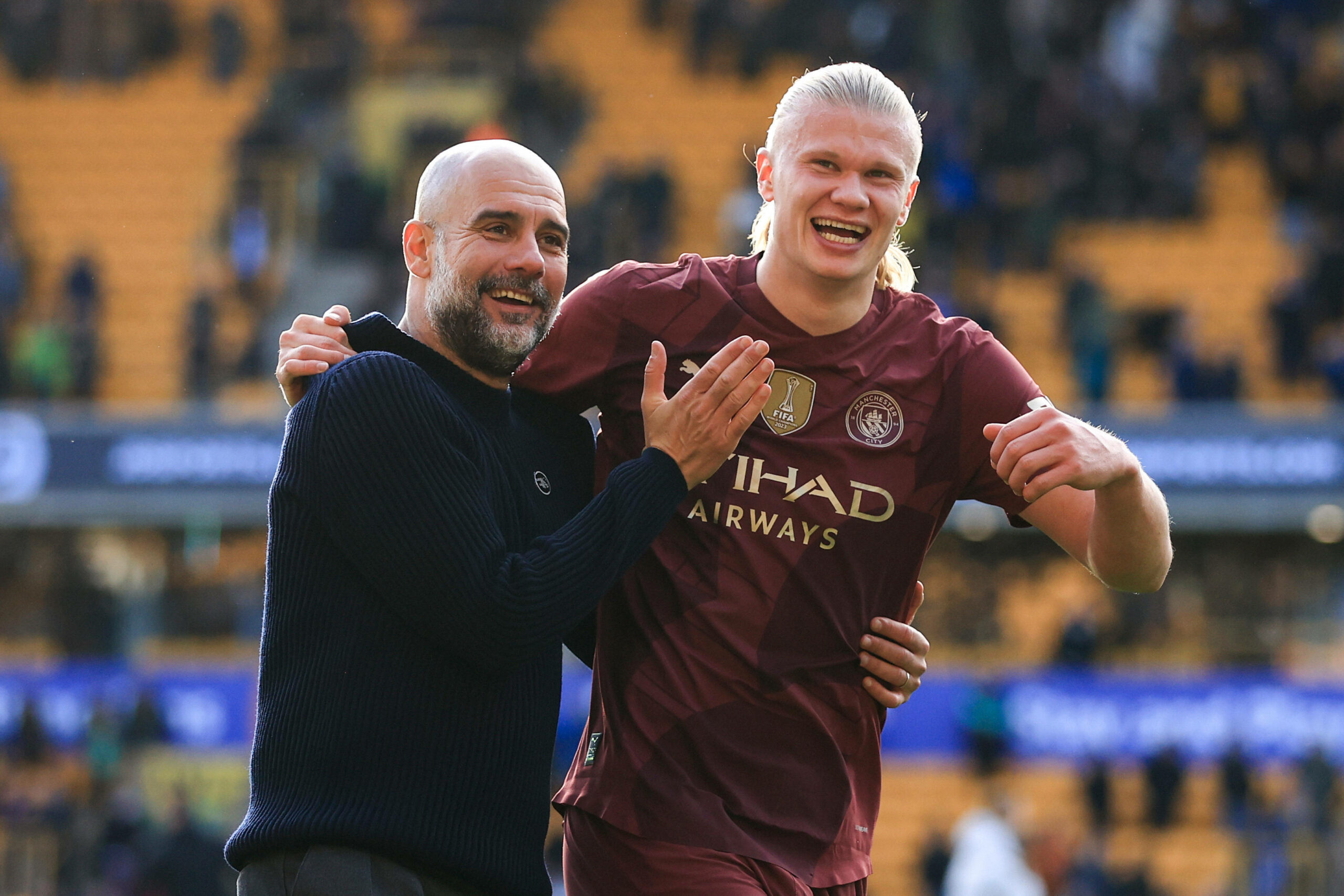 Pep Guardiola und Erling Haaland lachen und umarmen sich