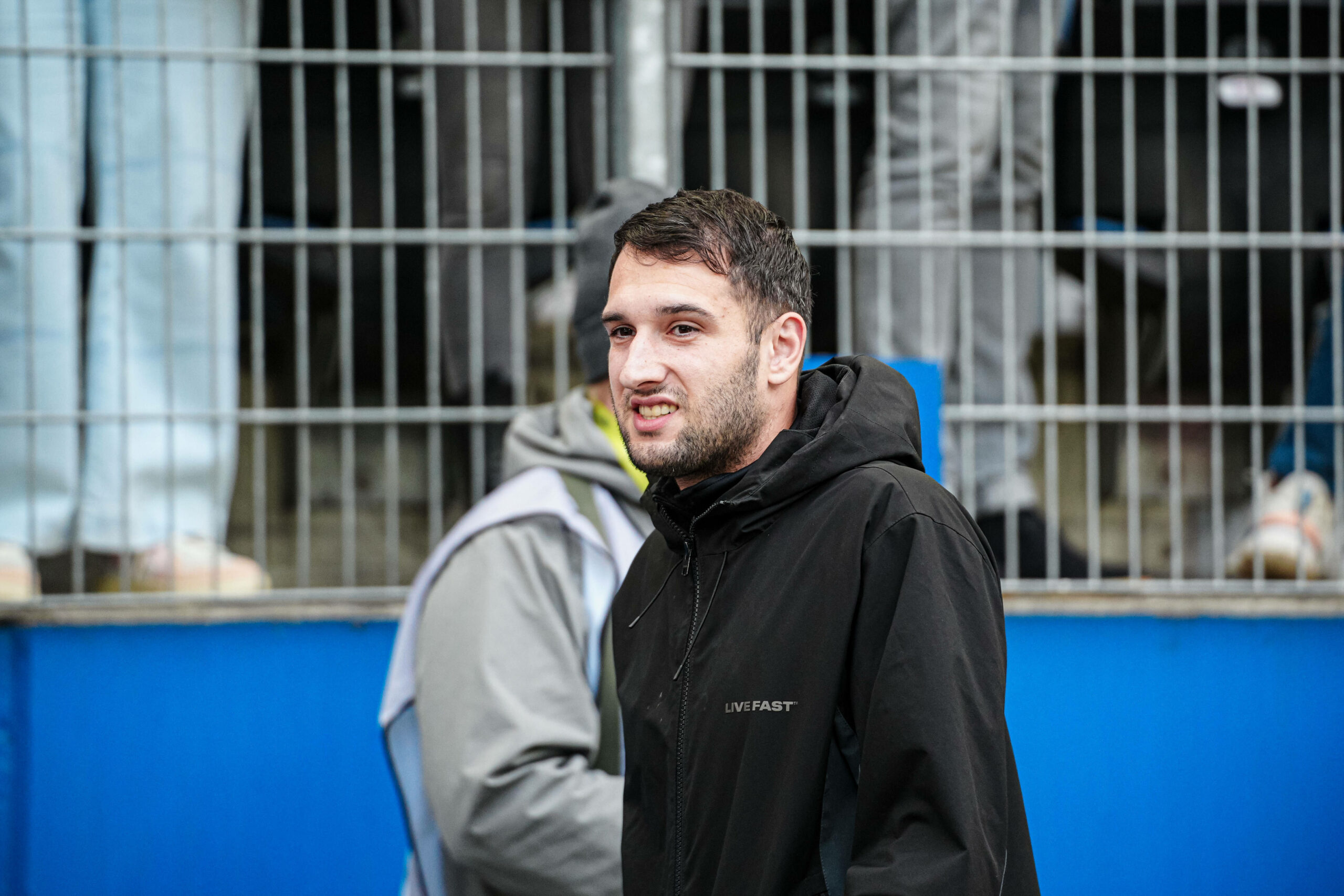 Levin Öztunali in Zivil bei einem Heimspiel des HSV