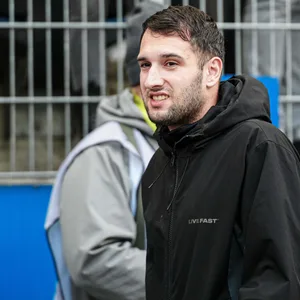 Levin Öztunali in Zivil bei einem Heimspiel des HSV
