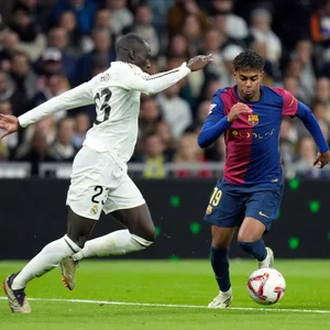 Lamine Yamal vom FC Barcelona im Spiel gegen zwei Gegenspieler von Real Madrid