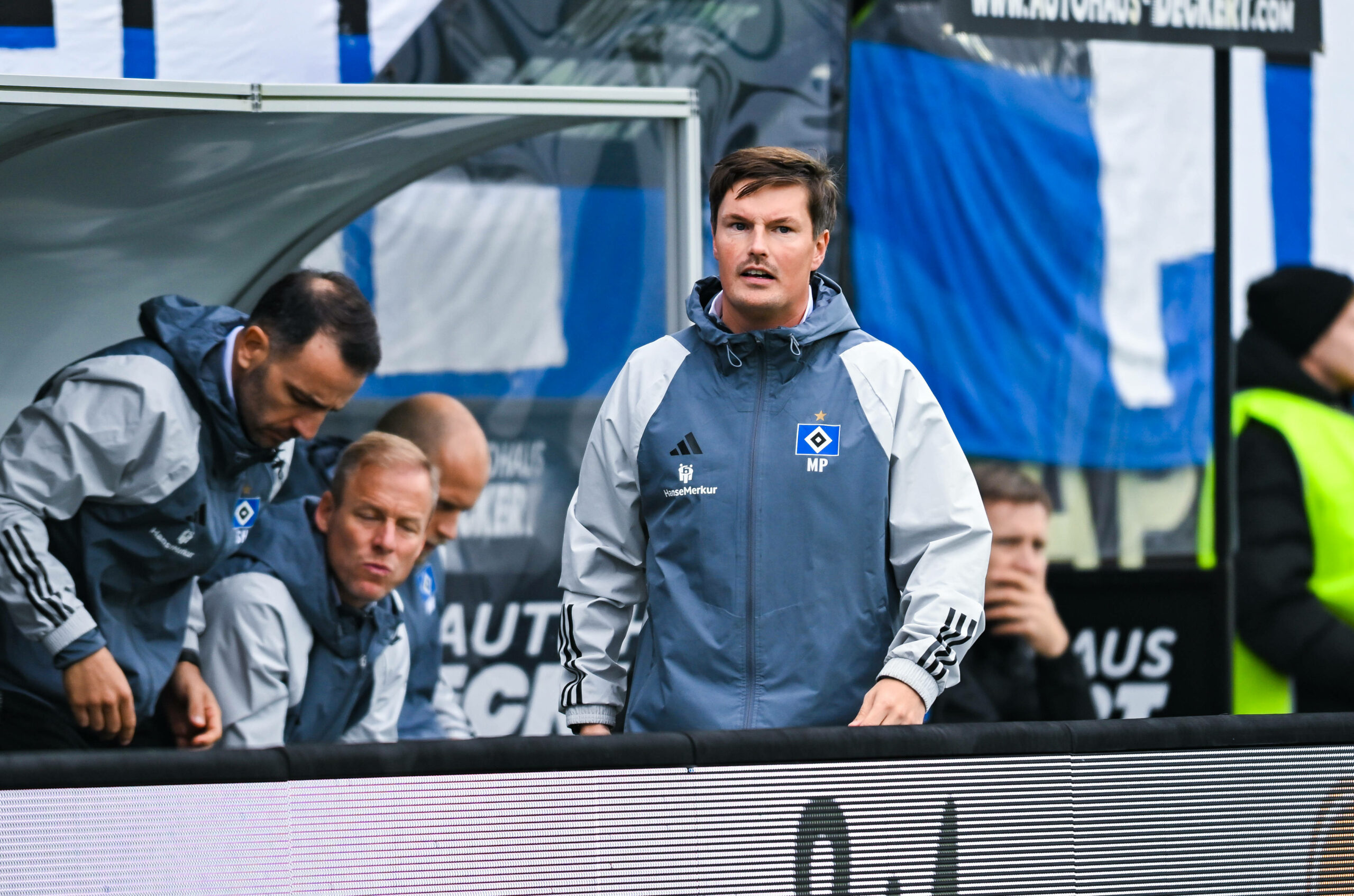 Merlin Polzin geht mit unverständlichem Blick an der HSV-Bank vorbei