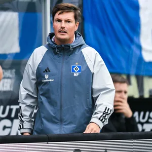 Merlin Polzin geht mit unverständlichem Blick an der HSV-Bank vorbei