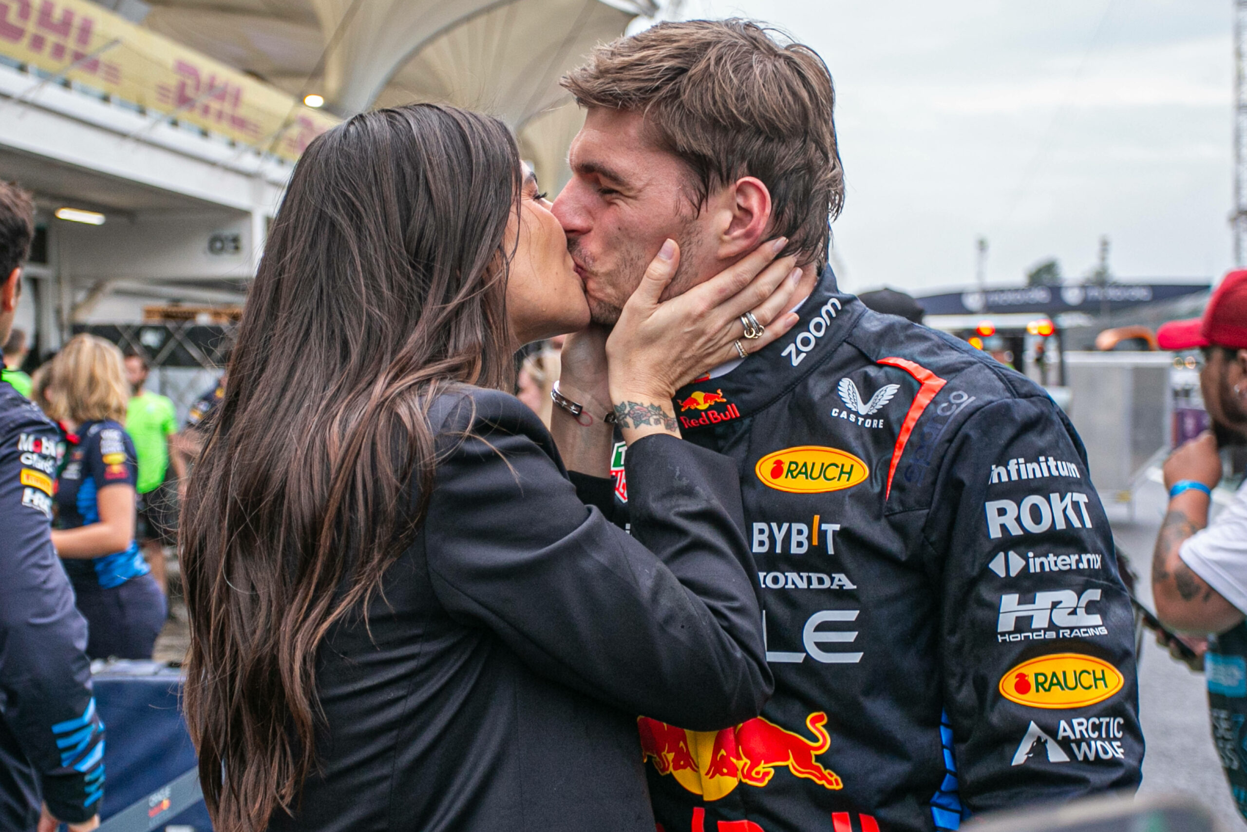 Kelly Piquet und Max Verstappen küssen sich