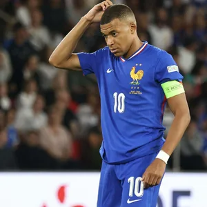 Kylian Mbappé kratzt sich am Kopf