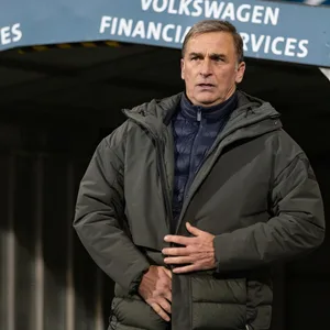 Stefan Kuntz vor dem Spielertunnel