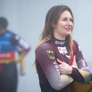 Julia Taubitz überkreuzt die Arme