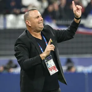 Ran Ben Shimon coacht an der Seitenlinie.