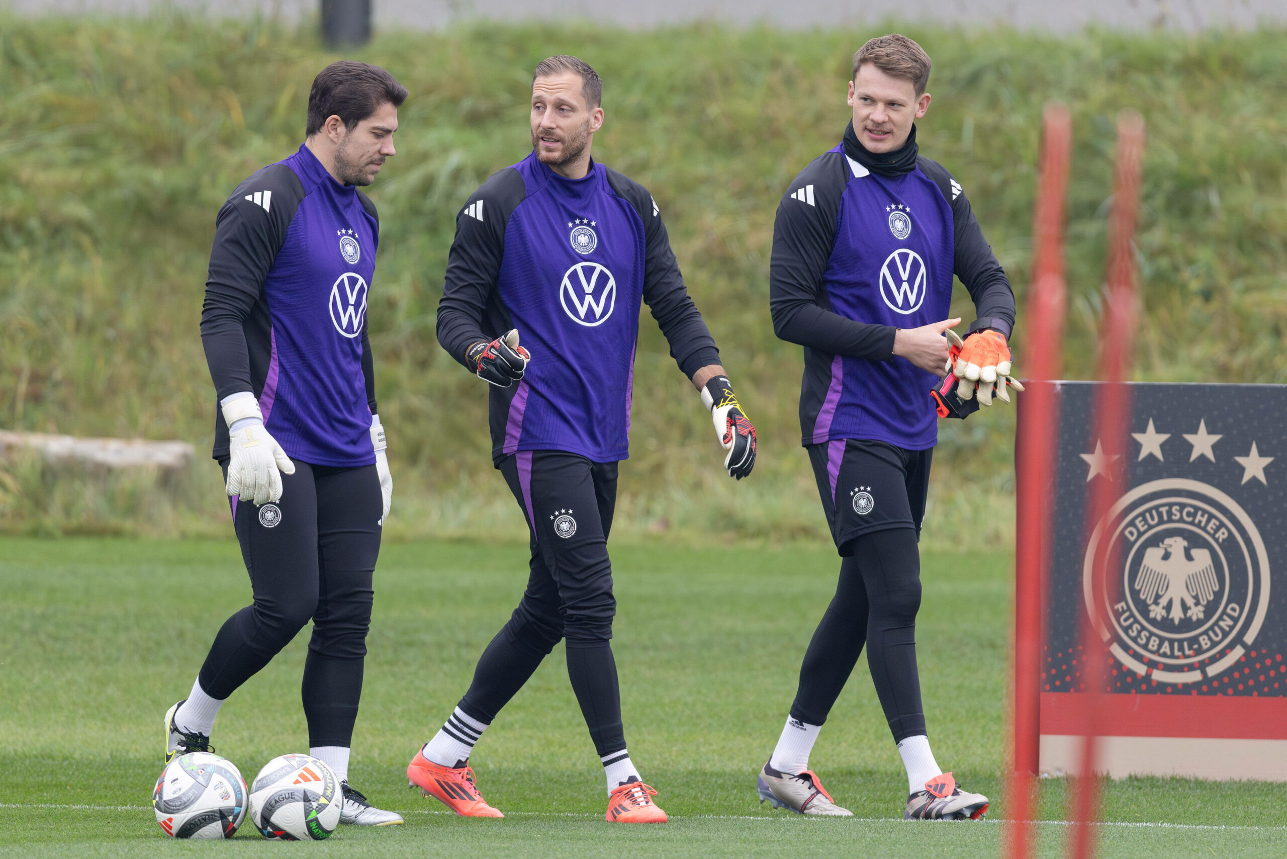 Die Nationaltorhüter Stefan Ortega Moreno, Oliver Baumann und Alexander Nübel auf dem Weg auf den Trainingsplatz