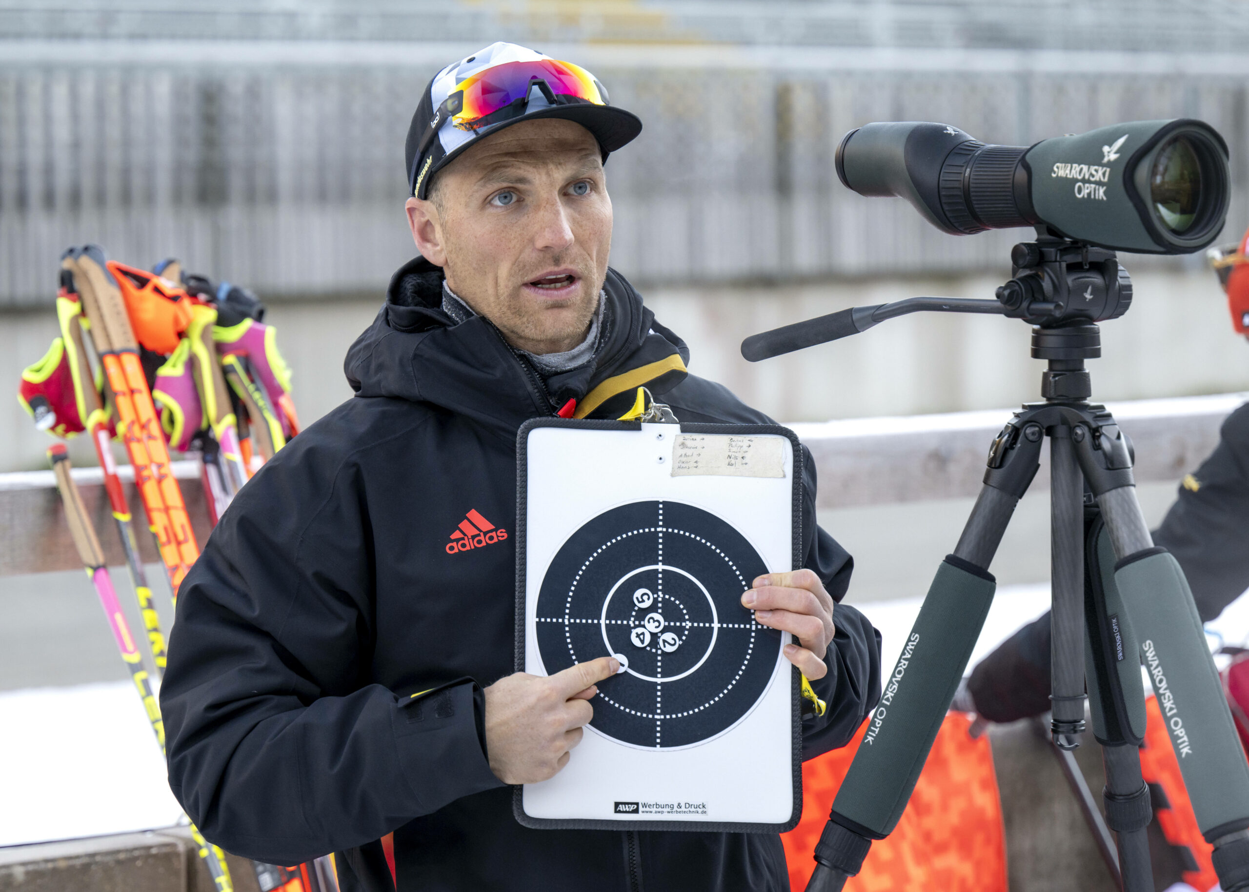 Erik Lesser mit einer Schießscheibe in der Hand