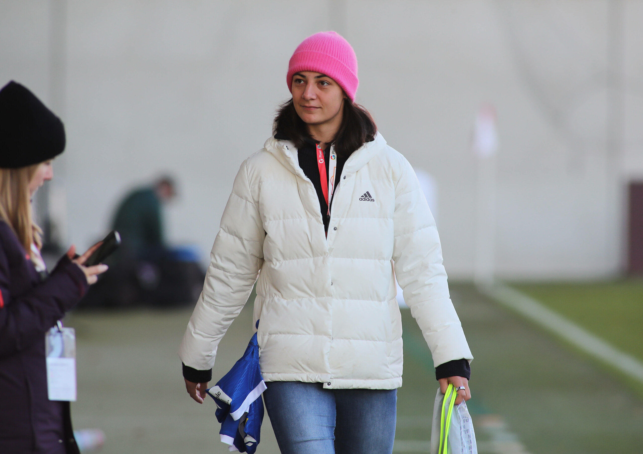 Maria Luisa Grohs geht am Spielfeldrand entlang.