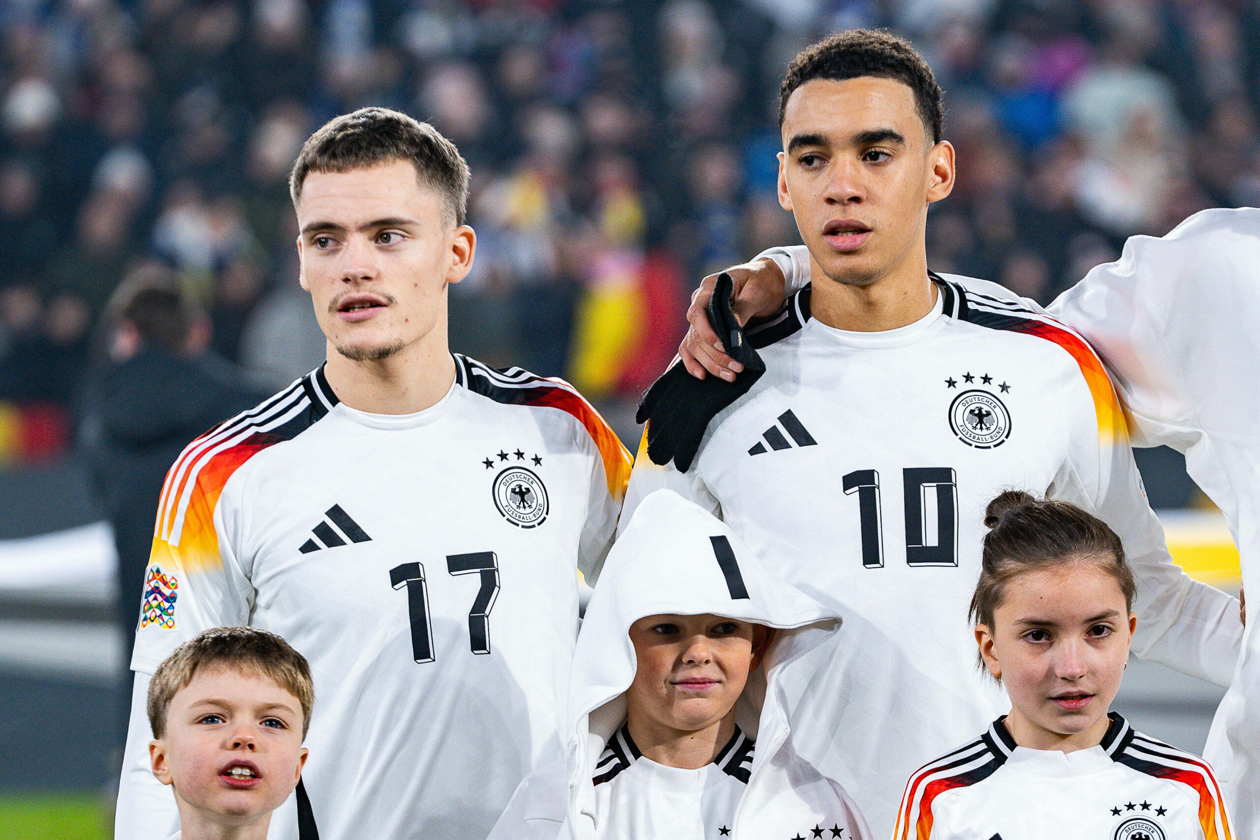 Florian Wirtz und Jamal Musiala singen die Nationalhymne vor einem Länderspiel.