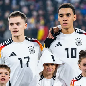 Florian Wirtz und Jamal Musiala singen die Nationalhymne vor einem Länderspiel.