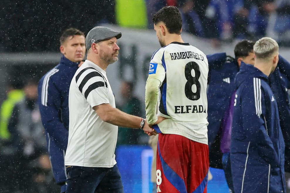 Steffen Baumgart gibt Daniel Elfadli nach dem Spiel gegen Schalke die Hand