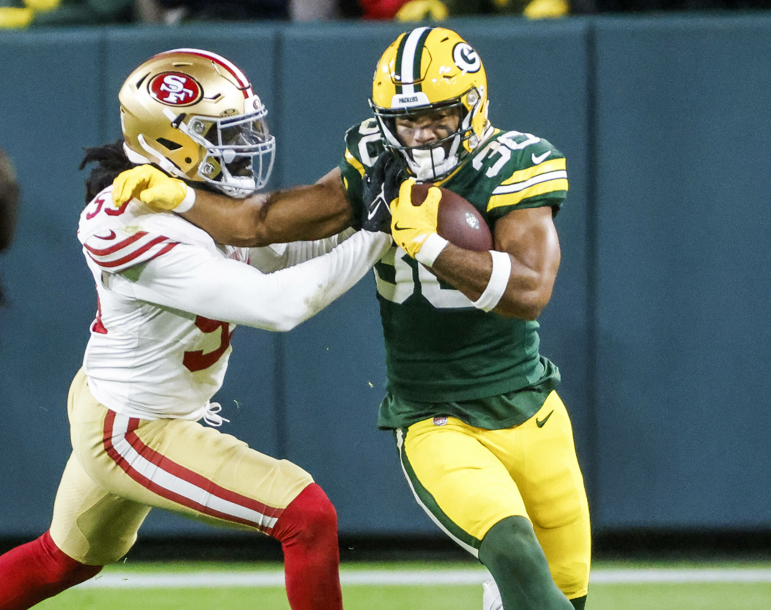 San Franciscos Linebacker De Vondre Campbell wird von Green Bays Chris Brooks an der Maske geblockt.