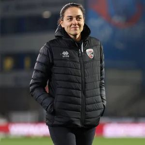 Sabrina Wittmann lächelt mit Händen in der Jackentasche