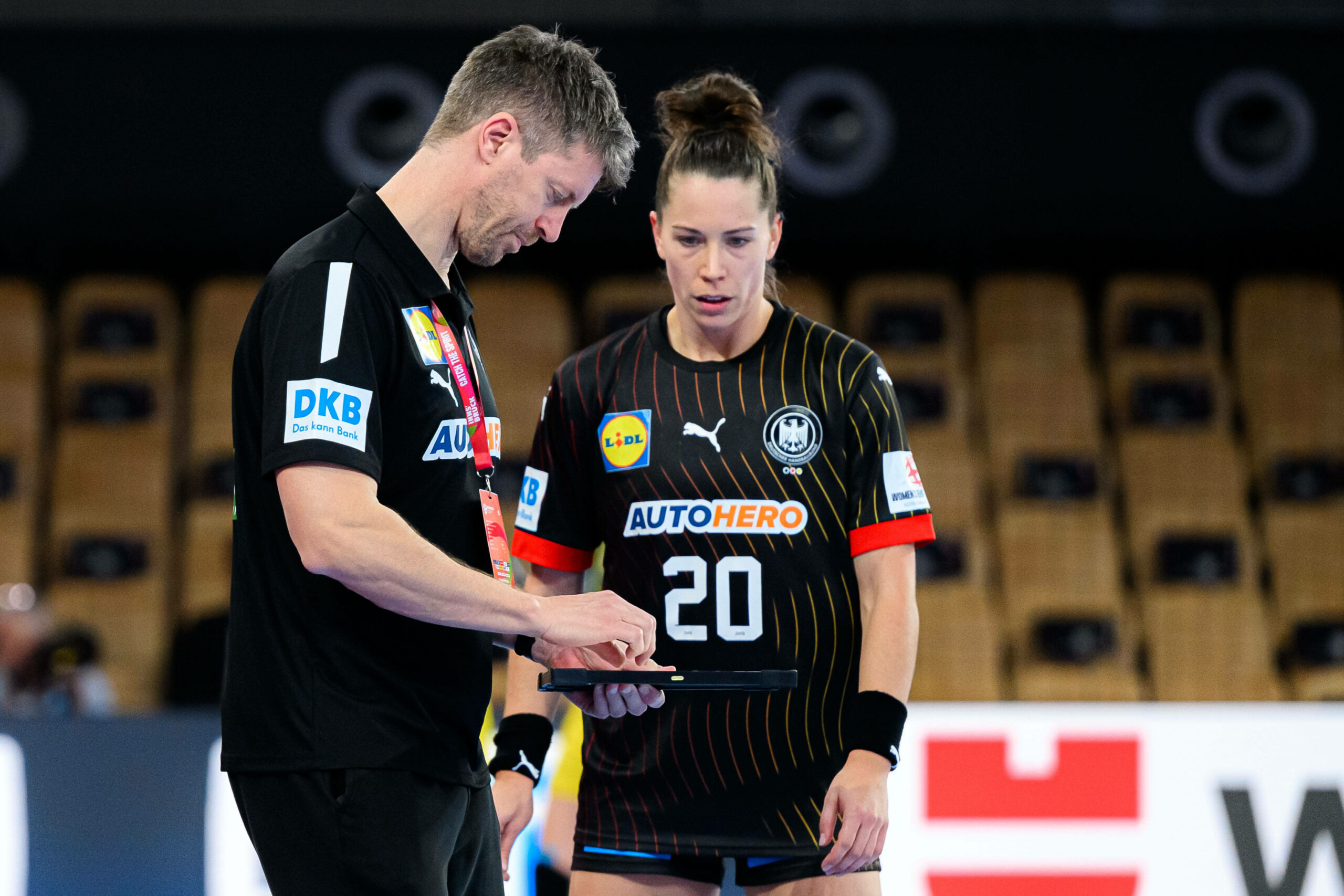 Handball-Bundestrainer Markus Gaugisch gibt Spielerin Emily Bölk Anweisungen.